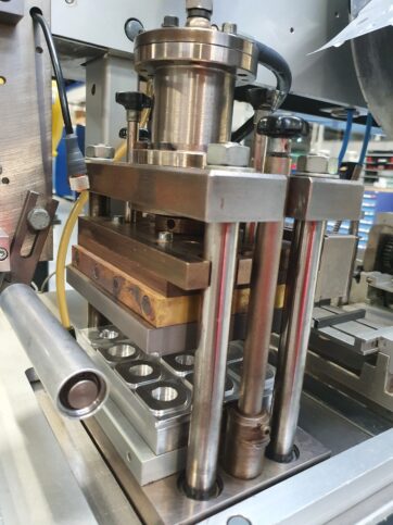 Outil de découpe sur mesure pour ligne de conditionnement